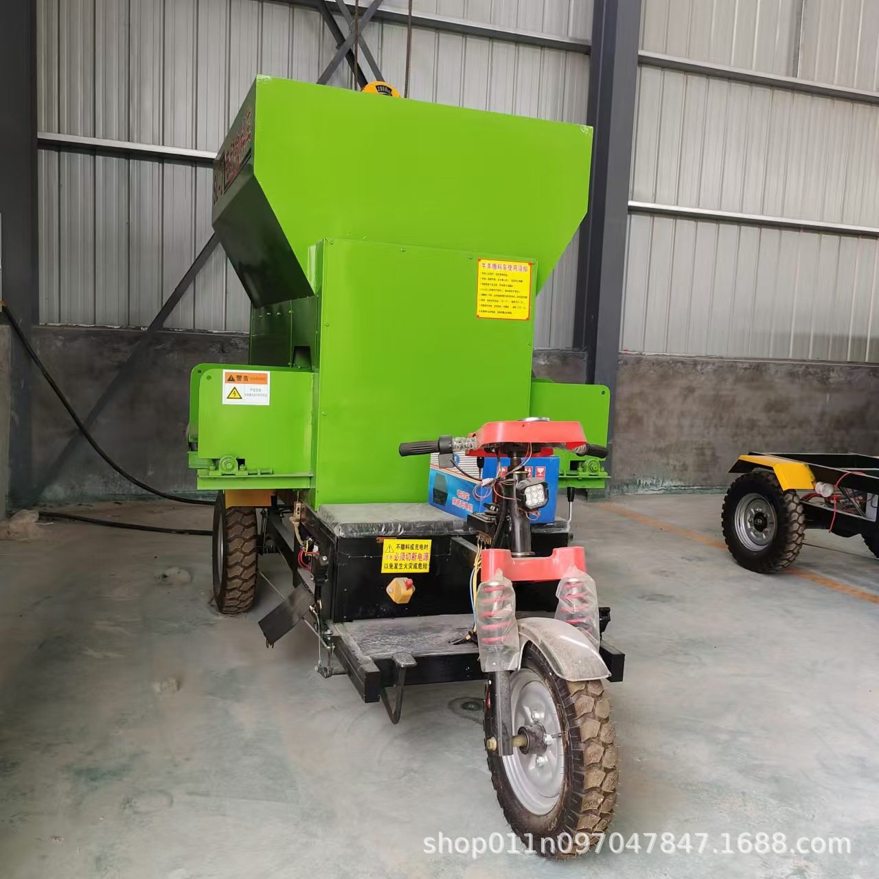 厂家直发牛羊电动撒料车养殖场专用小型电动撒料车3方双边出料投,机械设备,农业机械/园林设备/畜牧设备,淘宝优惠券,粉丝福利购,淘宝优惠卷