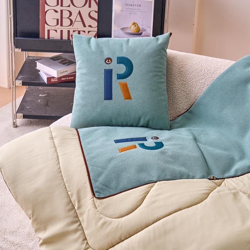 简约字母折叠抱枕被子两用沙发午睡毯子办公室午休空调被汽车靠枕