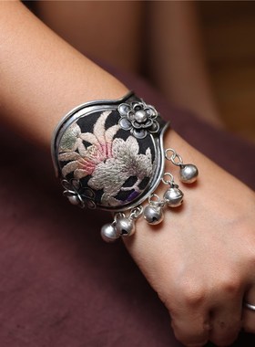 新款民族风苗银手工刺绣老绣蜡染铃铛手镯可做臂环发箍头饰百搭款