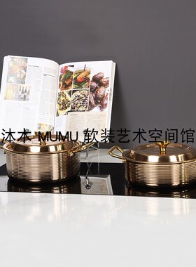 现代样板房间厨房饰品摆件橱柜砧板软装饰不锈钢锅具煎锅汤锅组合