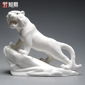 白色陶瓷老虎摆件十二生肖上山虎的吉祥物补角化解客厅装饰工艺礼