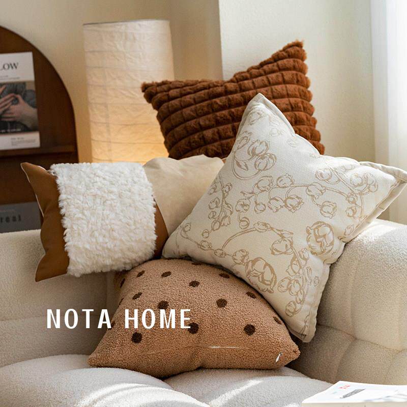侘寂风毛绒抱枕客厅沙发软装靠枕皮质腰枕轻奢高级感枕套车用抱枕