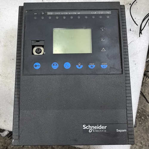 一台Sepam保护装置，型号59607（&59606议价