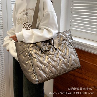 时尚大容量羽绒服健身包包女2024新款珠光棉手提旅行包通勤斜挎包