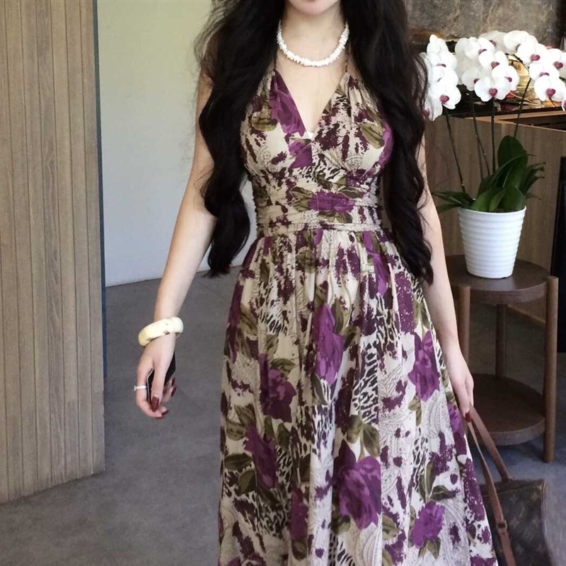 法式气质紫色碎花挂脖连衣裙女微胖mm小众设计Q感显瘦海边度假长