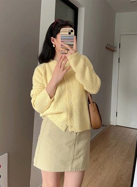 大码胖mm今年流j行的套装裙女温柔风黄色针织开衫内搭半身裙三件