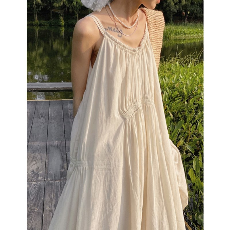 孕妇法式连衣裙夏季高级感时尚宽松慵懒风褶皱米杏度假吊带裙子女