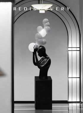 人形雕塑抱球落地灯酒店大堂展厅大型抽象创意设计感软Y装饰品摆