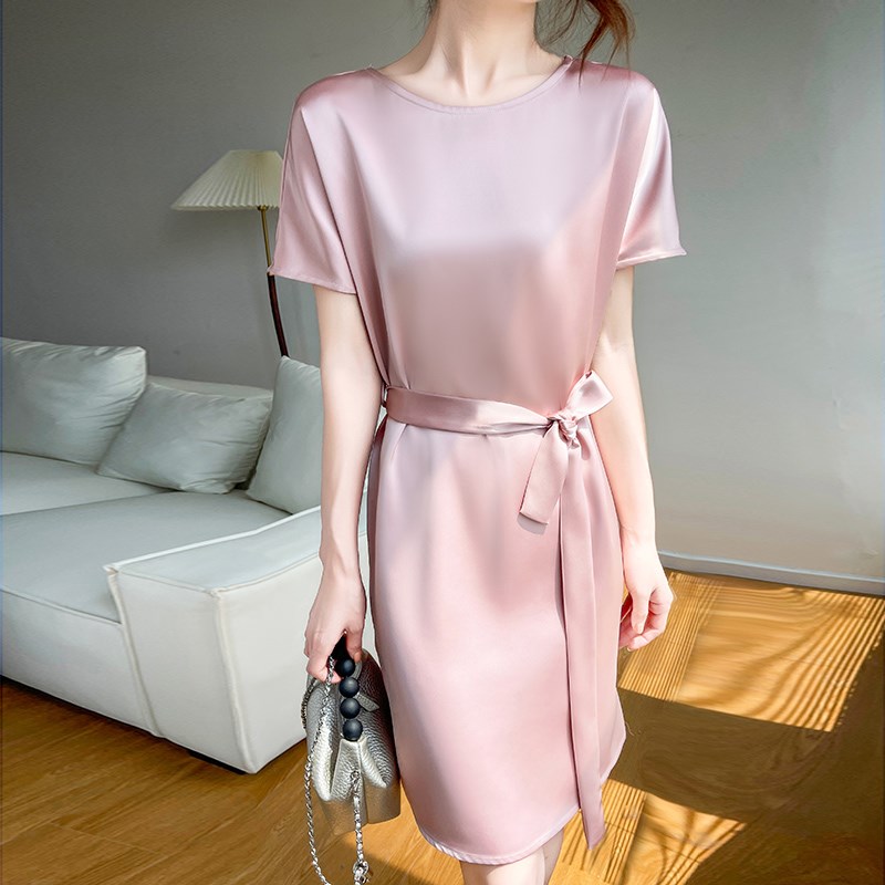 轻奢夏季醋酸缎面粉色短袖连衣裙圆领高级感腰带显瘦宽松中长裙子