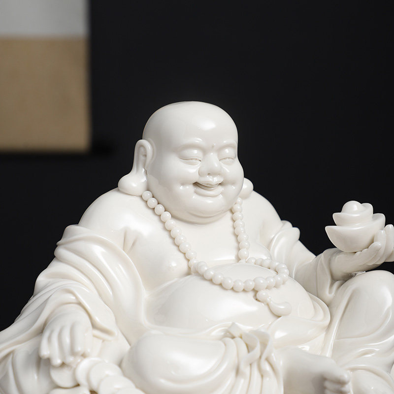 白瓷弥勒佛像摆件陶瓷招财笑佛 简约风格办公室客厅装饰