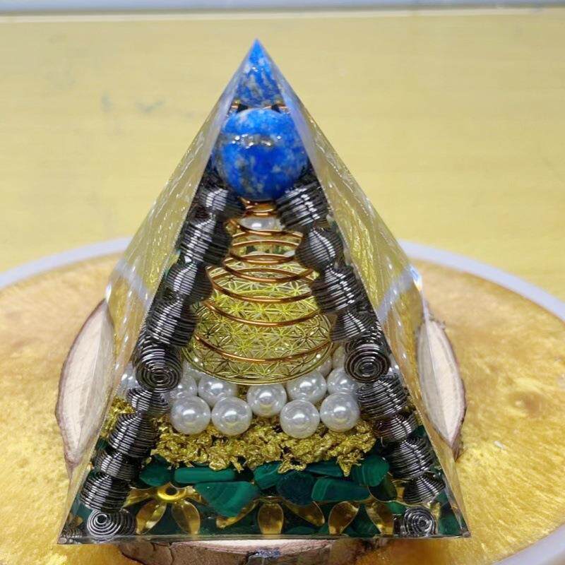 新品奥晶星耀金棱塔-金属线圈塔水晶碎石金字塔树脂工艺品摆件礼