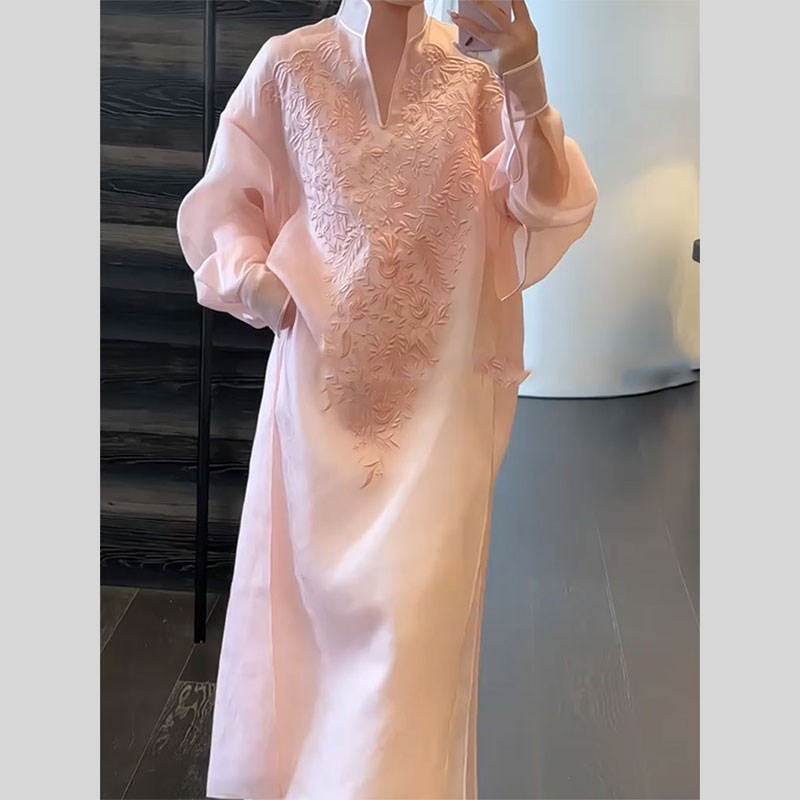 粉色刺绣连衣裙女2025夏季新款巨好看大方得体的冷淡系高级感裙子