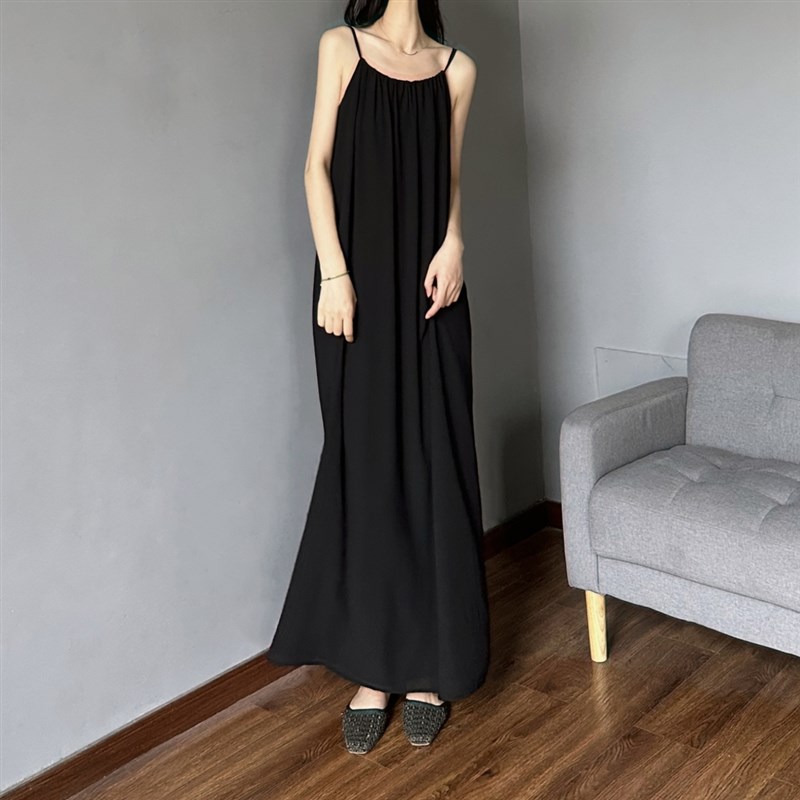 设计感黑色挂脖吊带裙 度假露肩清冷感长裙 慵懒松弛感宽松连衣裙