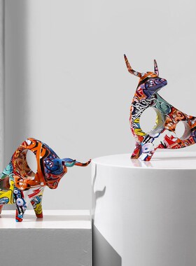 现代创意涂鸦牛摆件客厅酒柜家居办公室软装饰品桌面书柜摆设