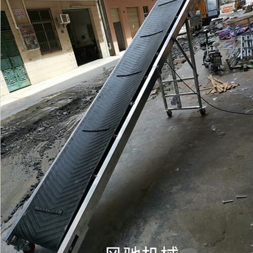食品级流水c线爬坡机平面传送带裙边挡条皮带带万向轮输送机厂家