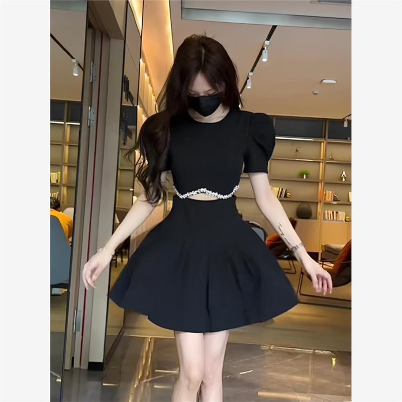 法式泡泡袖c露腰连衣裙2024新款女夏季高级感镂空收腰显瘦a字短裙