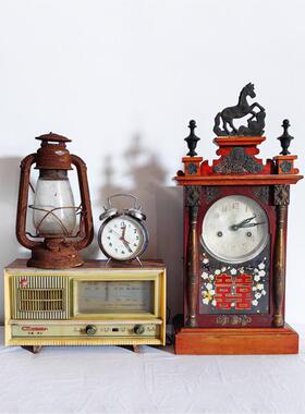 采购产品70年代怀旧的旧物品，老式的马头钟，收音机闹钟，灯笼，