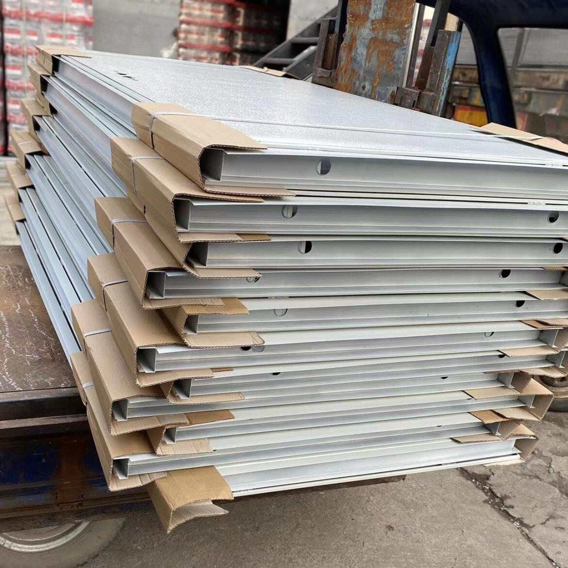 铝合金活动板房门窗 可客制化防盗窗 白色Q235B材质门窗