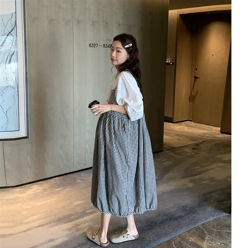 孕妇文艺俏皮格子背带连衣裙春季2025新款小个子宽松中长款花苞裙