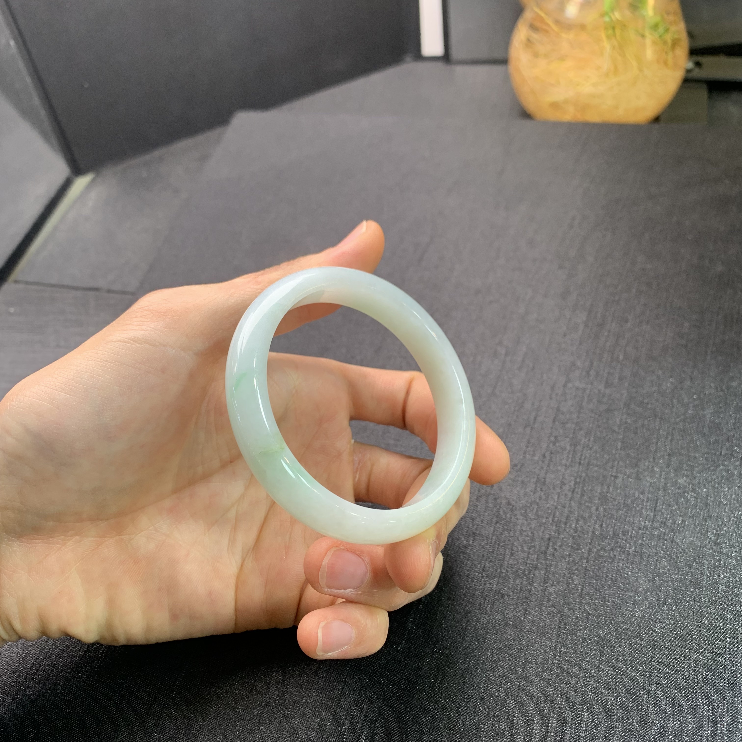 微微瑕58正圈白底青翡翠手镯纯白底飘金丝绿玉镯天然缅甸A货带色