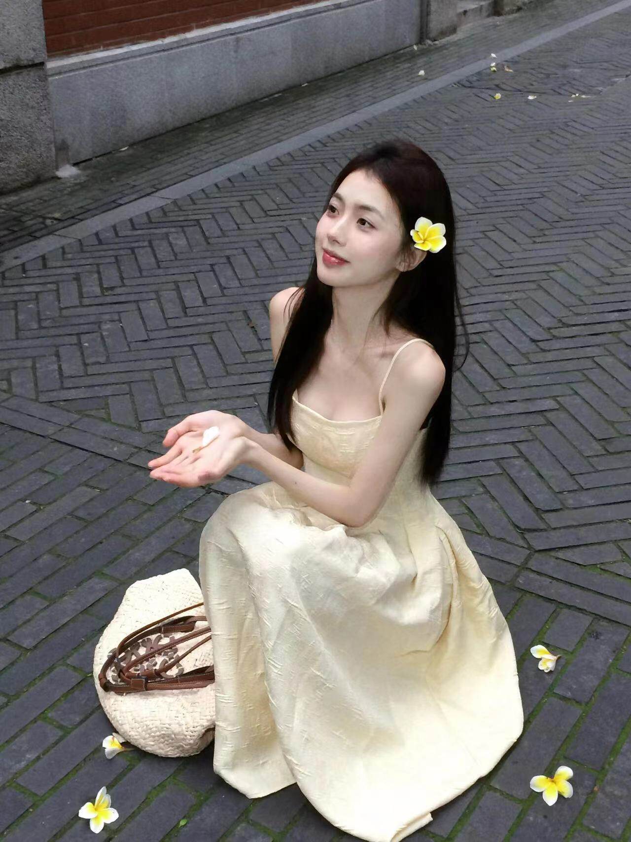 YT&UR温柔风鹅黄色A字裙肌理感法式复古吊带连衣裙女夏UWG740064