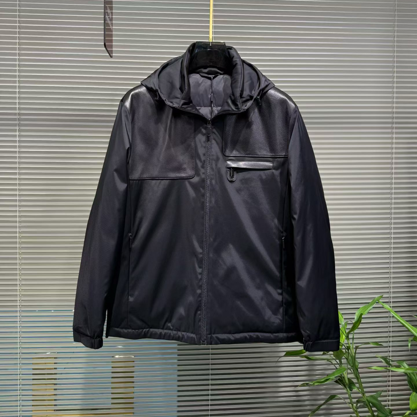 2025冬季新品连帽羽绒服男欧货高端真皮拼接修身时尚休闲90白鸭绒