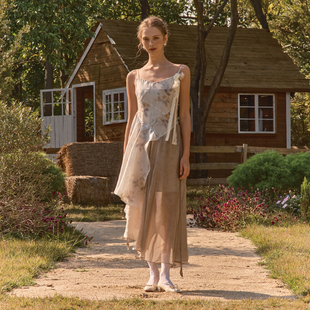 蕾丝胸花拼接吊带连衣裙 琉璃海 TAM TUAS