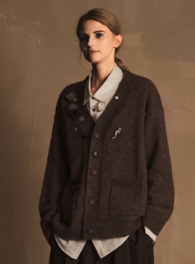 TAM TUAS【法兰绒】羊毛马海毛星辰不规则纽扣胸花v领毛织开衫