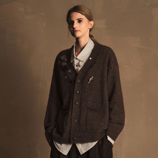 羊毛马海毛星辰不规则纽扣胸花v领毛织开衫 法兰绒 TUAS TAM