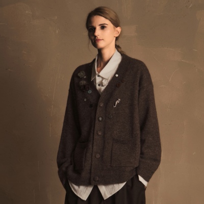 TAM TUAS【法兰绒】羊毛马海毛星辰不规则纽扣胸花v领毛织开衫