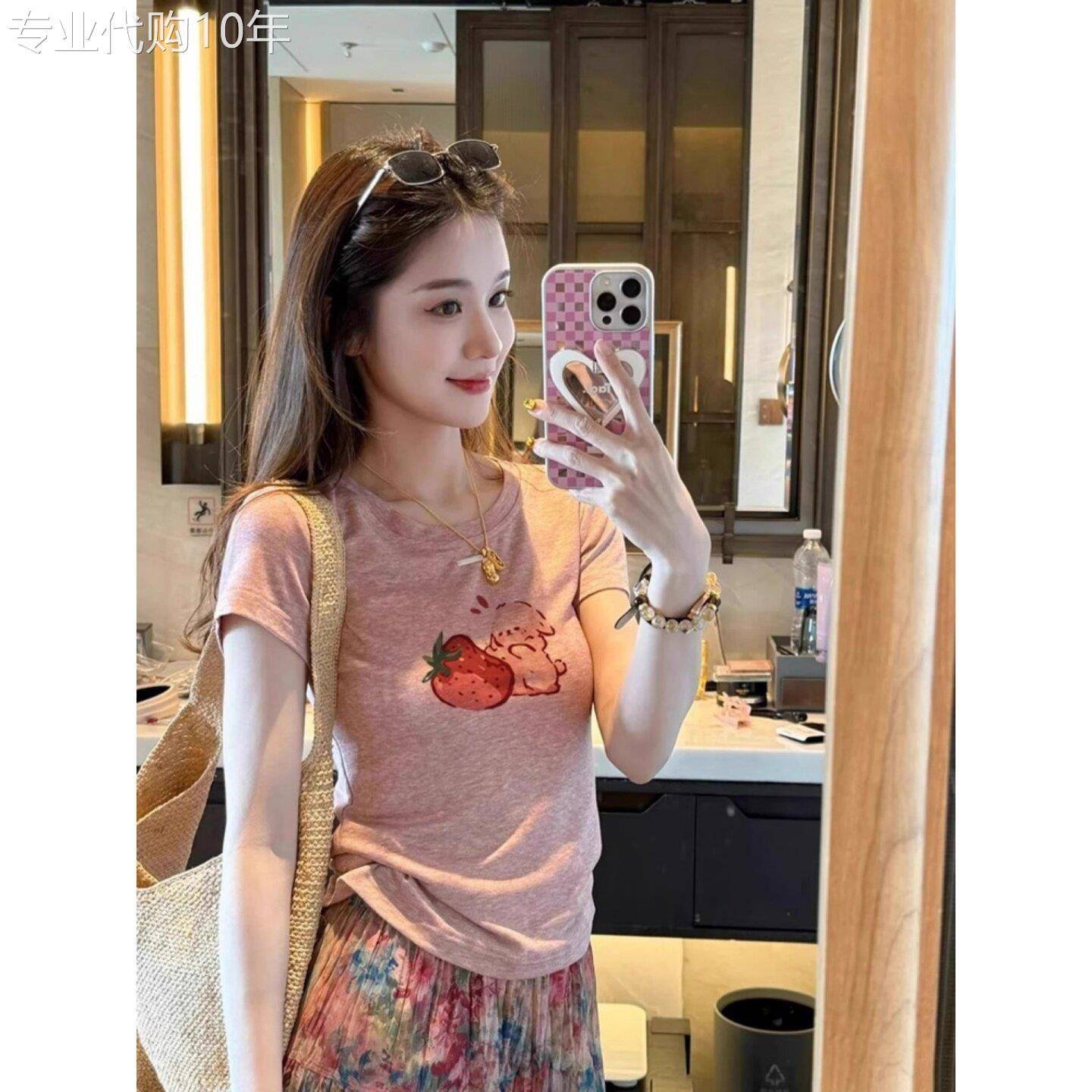 粉色短袖T恤女夏季2026新款时尚百搭草莓兔印花修身显瘦套头上衣