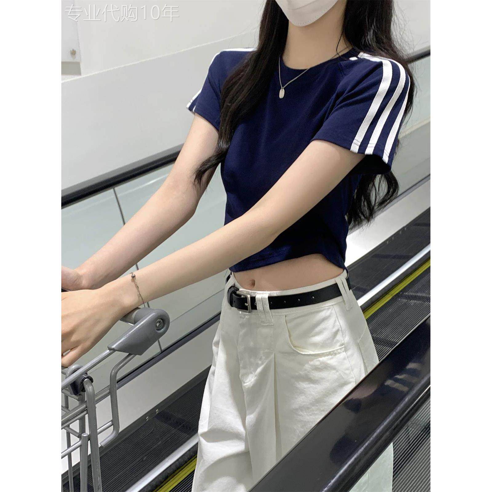 小美国覆古右肩短袖女式夏季三条纹设计性感修身短上衣