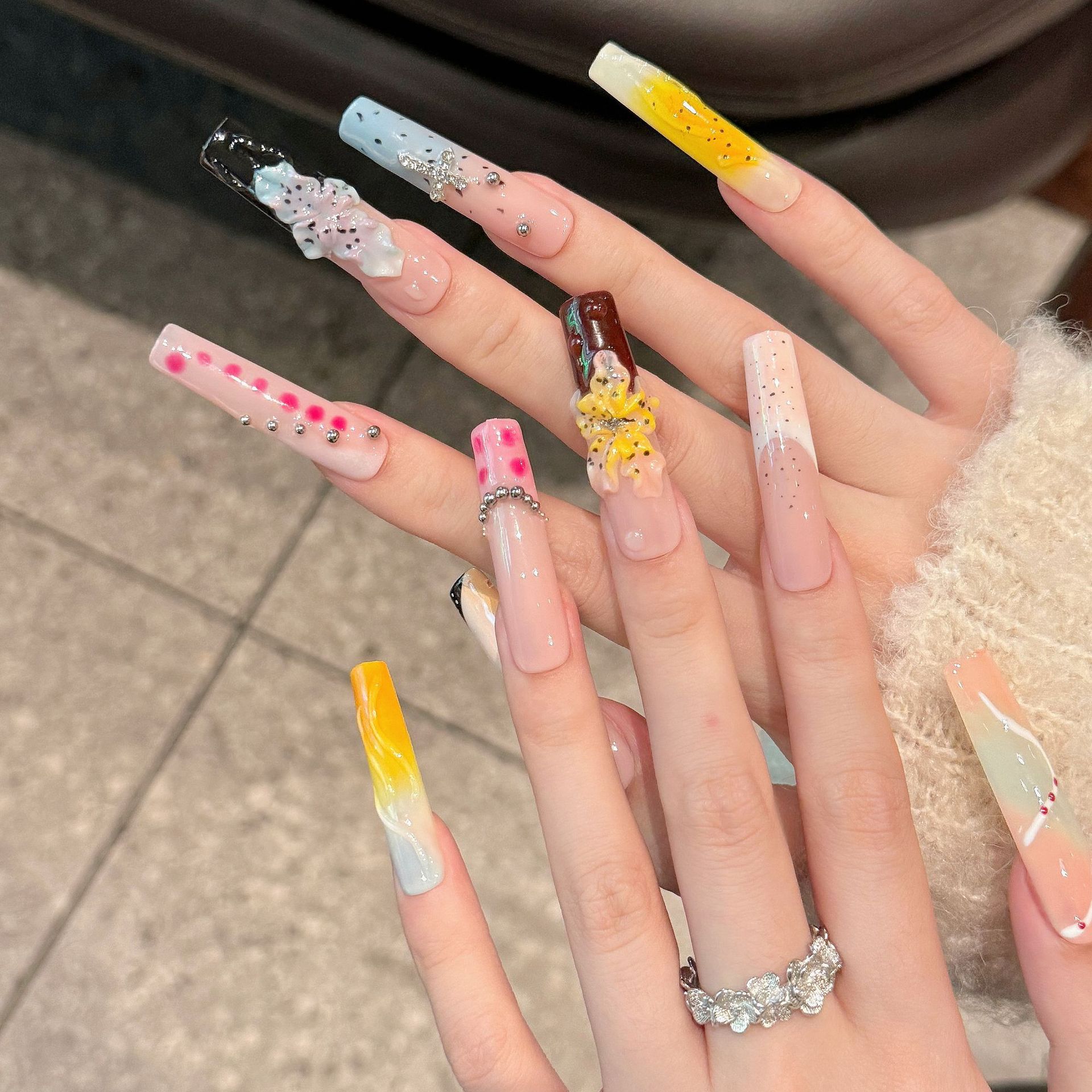 欧美甜心辣妹穿戴甲片