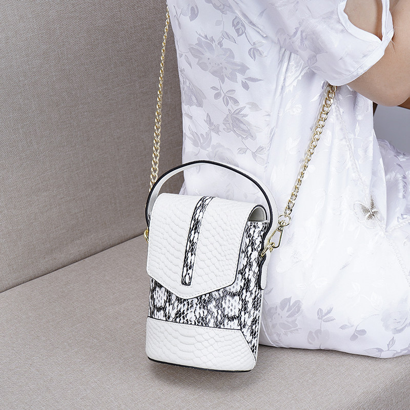 2026新款头层牛皮蛇纹撞色拉链休闲轻便时尚链条迷你水桶包单肩包