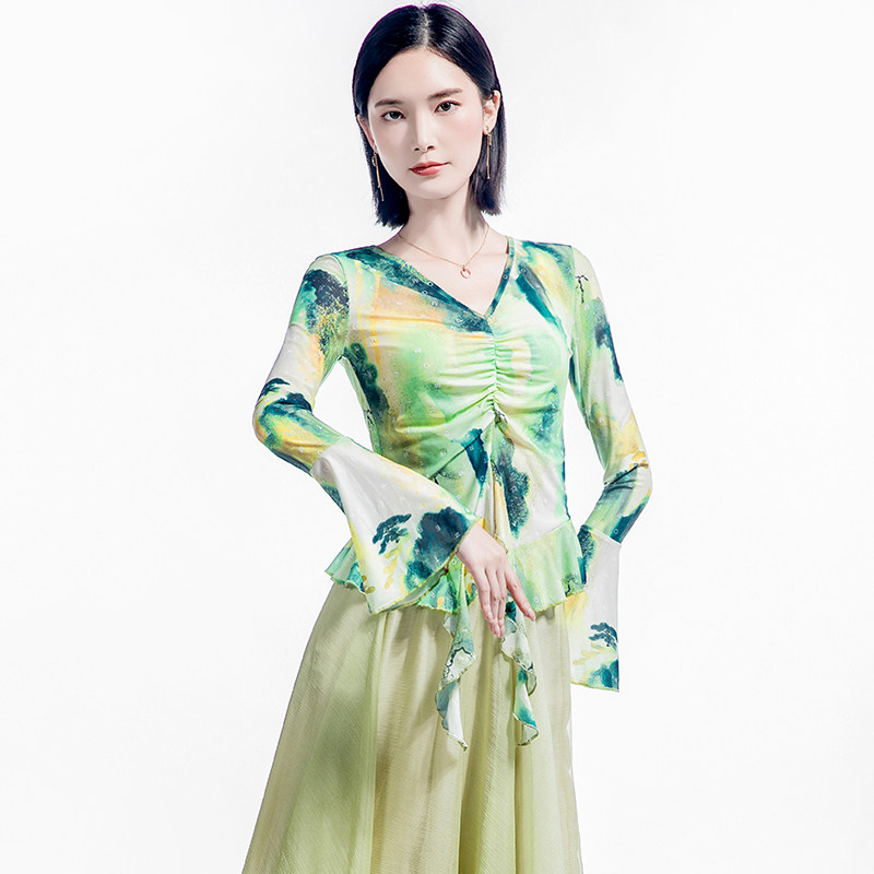 2025秋季新款V领字母印花晕染荷叶边上衣女喇叭袖跳舞女士广场舞,女装/女士精品,民族服装/舞台装,淘宝优惠券,粉丝福利购,淘宝优惠卷