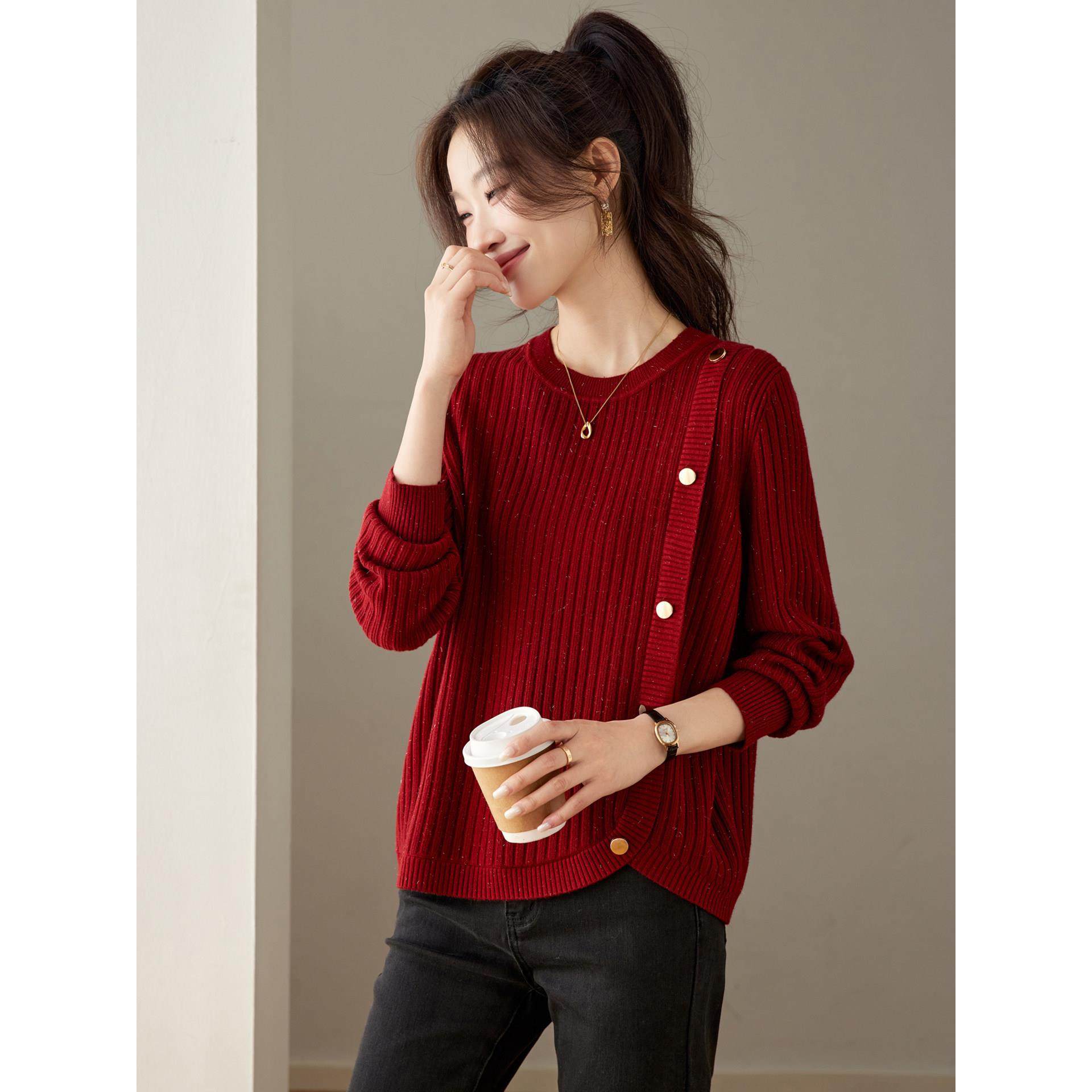 简约纽扣设计红色坑条针织衫宽松套头毛衣可外穿秋冬内搭打底衫女