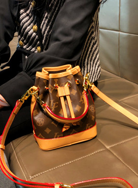香港品牌包包女款2026新款抽绳迷你水桶包真皮复古手提单肩斜挎包