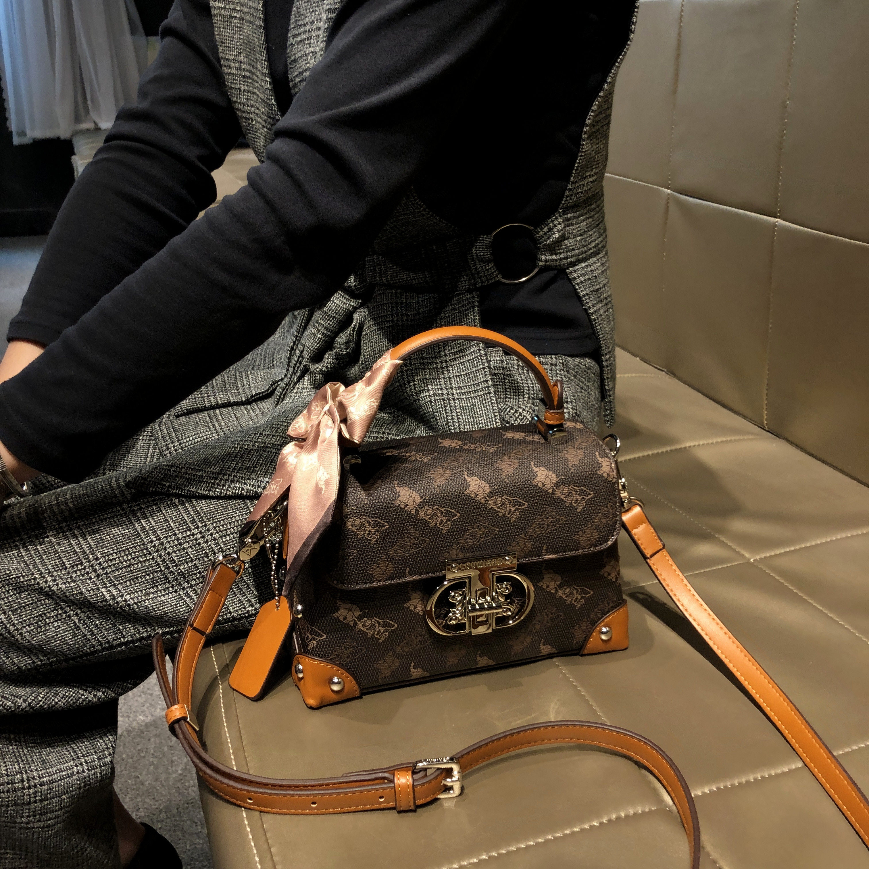 香港品牌包包2026新款复古老花洋气女士小方包精致好看手提斜挎包