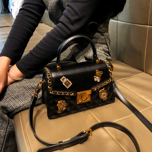 香港品牌时尚休闲轻奢徽章小方包