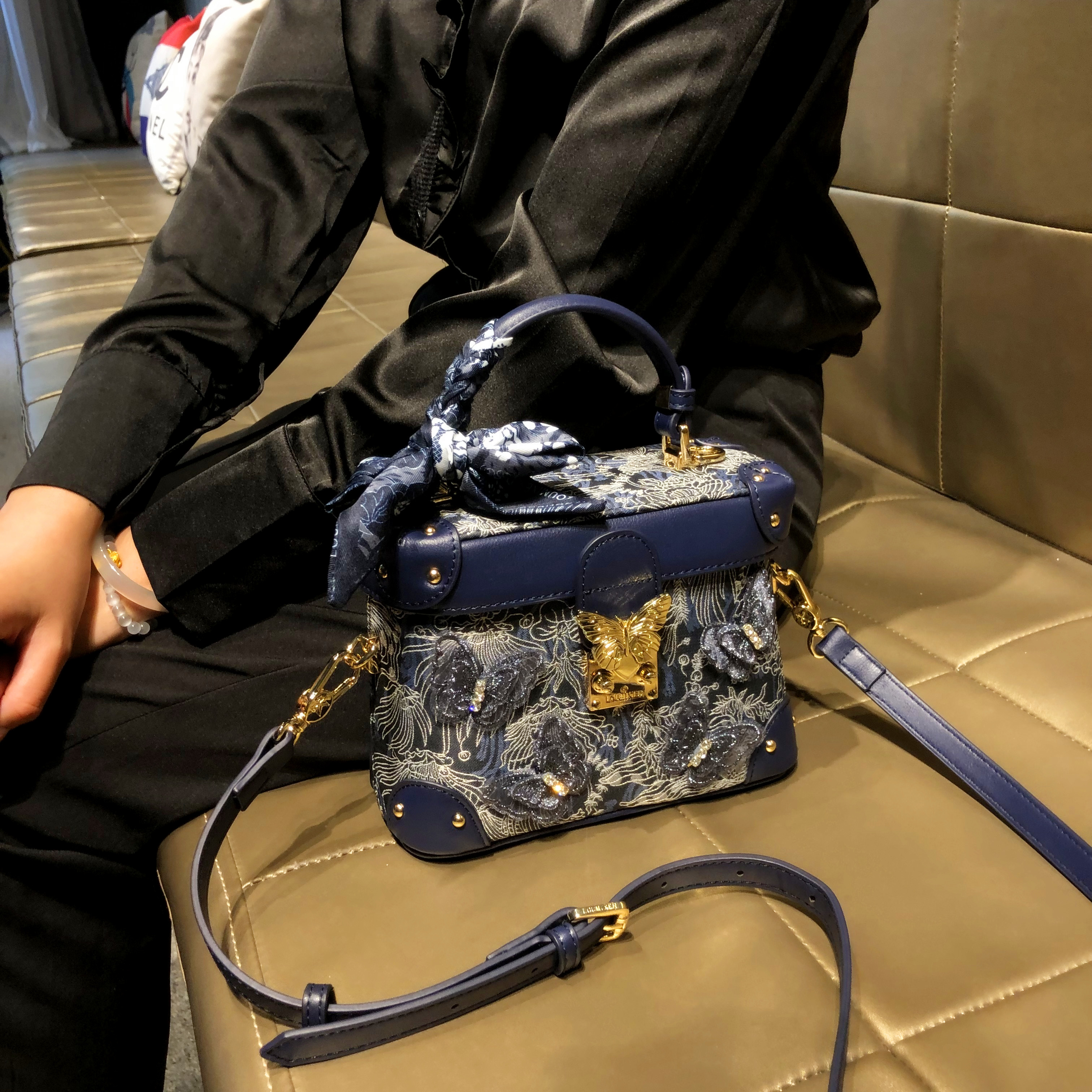 香港品牌包包女式2025新款中国风刺绣手提小包真皮单肩斜挎盒子包