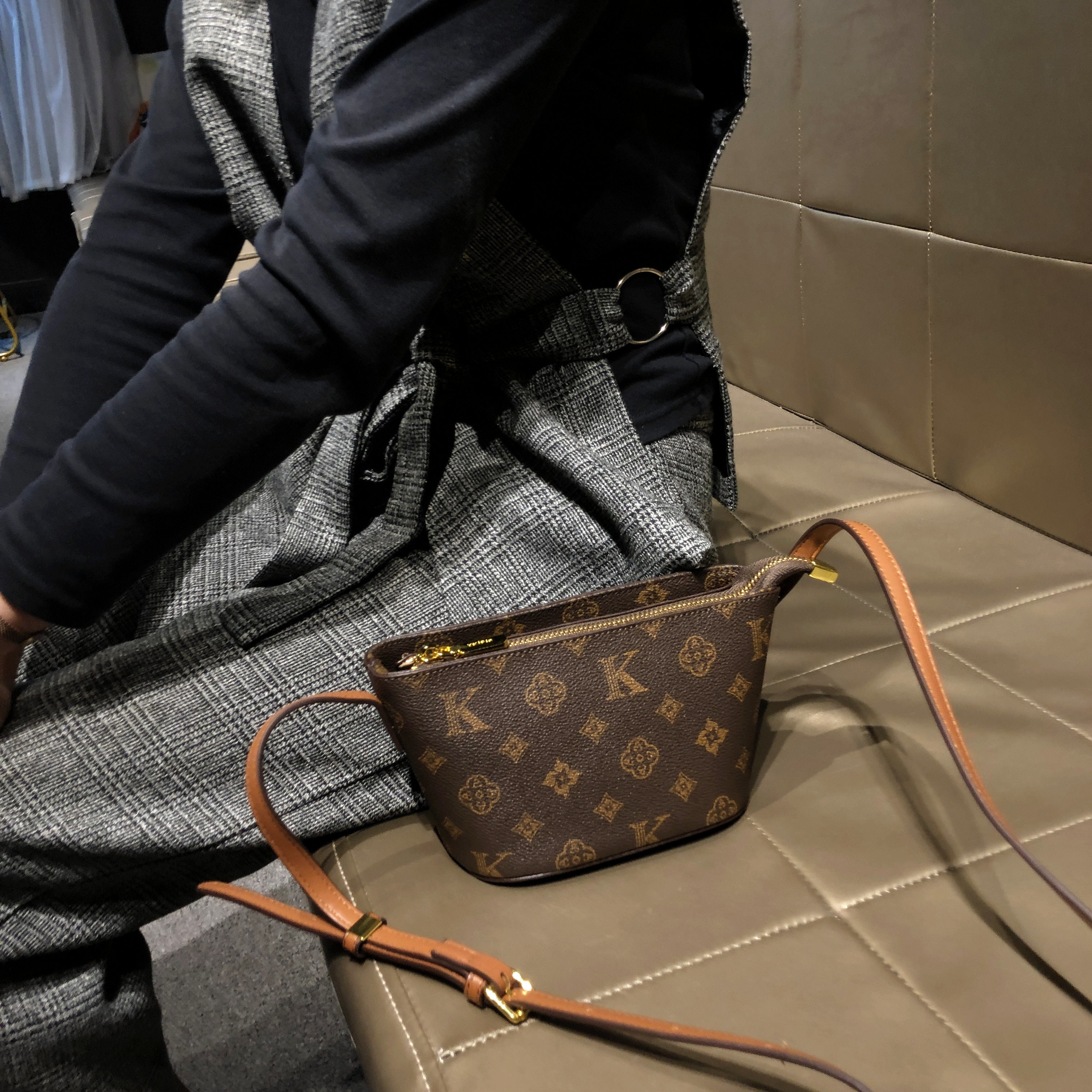 香港品牌包包2026新款小巧通勤便携单肩斜挎包女款老花精致小方包