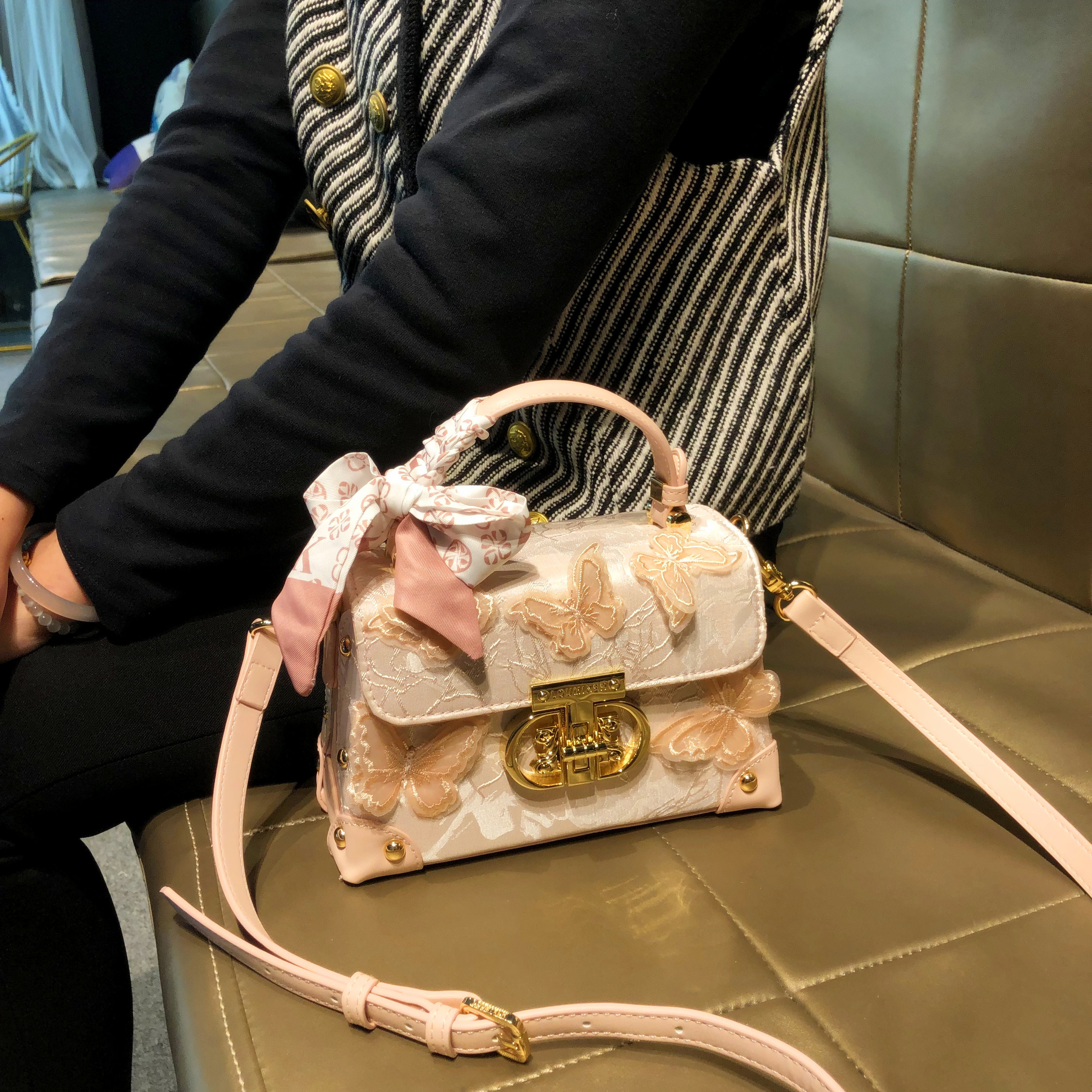 香港品牌包包女款2026新款高级蝴蝶刺绣斜挎包真皮手提单肩小方包,箱包皮具/热销女包/男包,通用款女包,淘宝优惠券,粉丝福利购,淘宝优惠卷