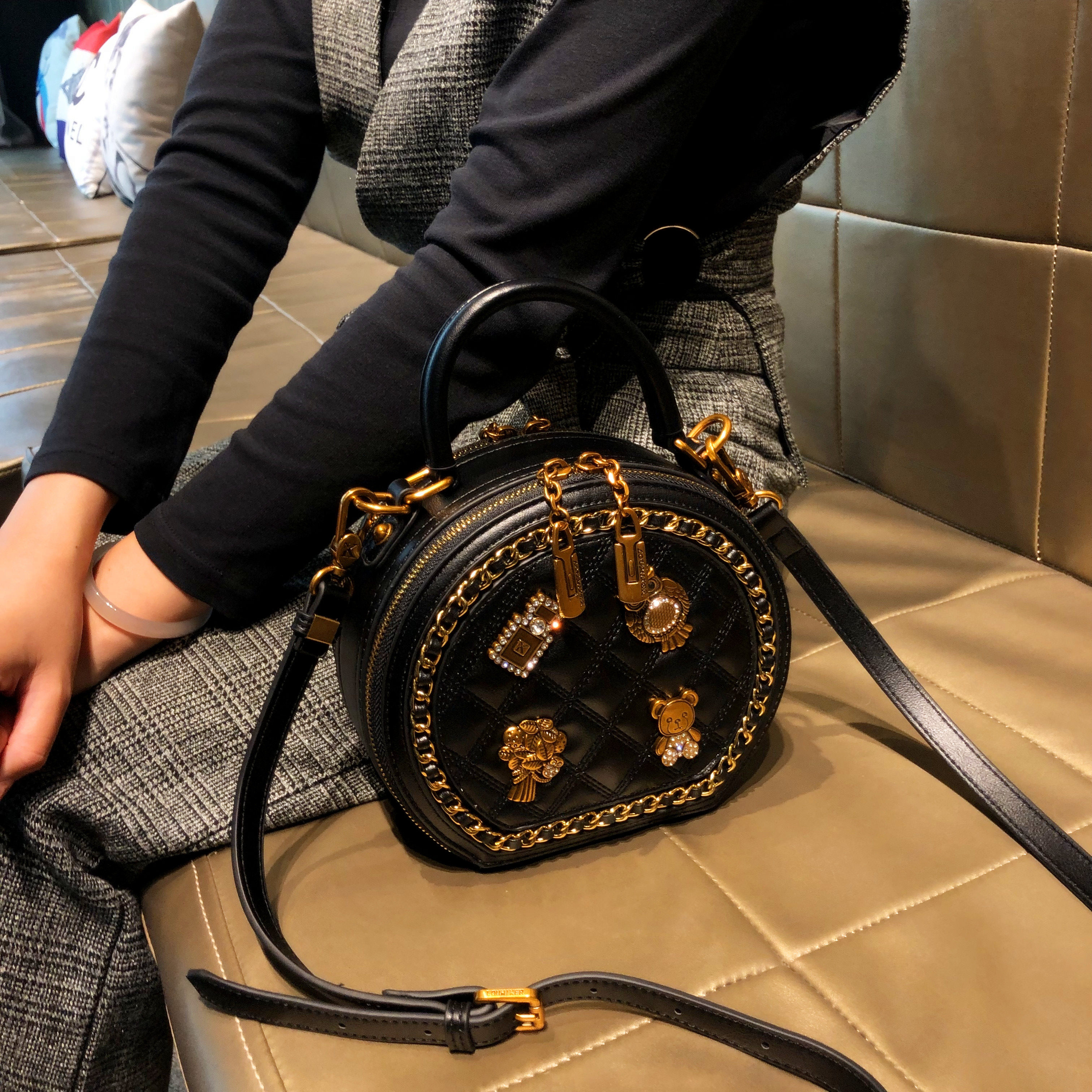 香港品牌包包女2025新款秋冬高级感手提小圆包真皮复古单肩斜挎包