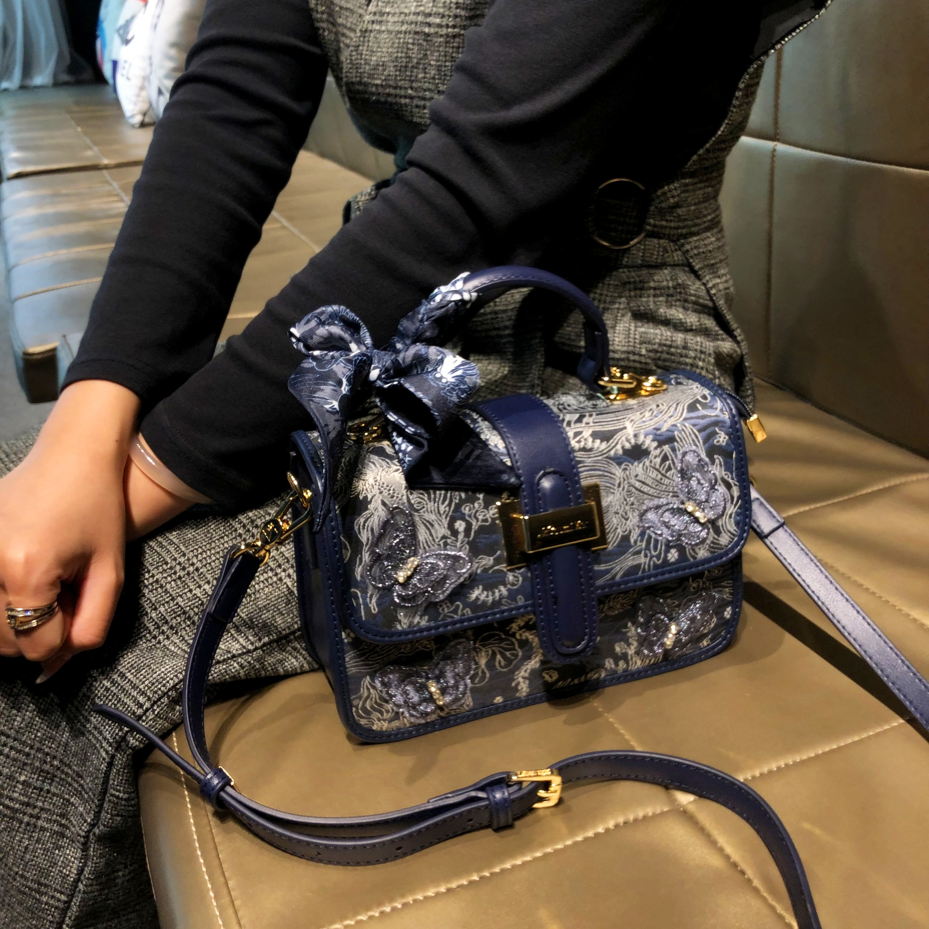 香港品牌时尚休闲刺绣设计小方包