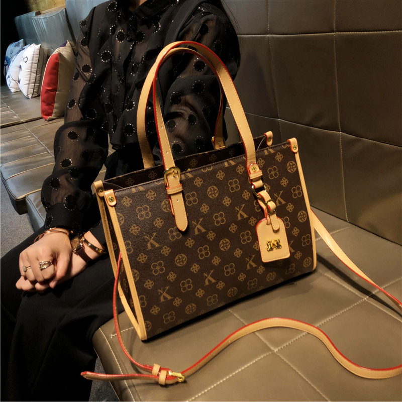 香港品牌包包女士2023新款复古大容量斜跨手提大包单肩真皮托特包
