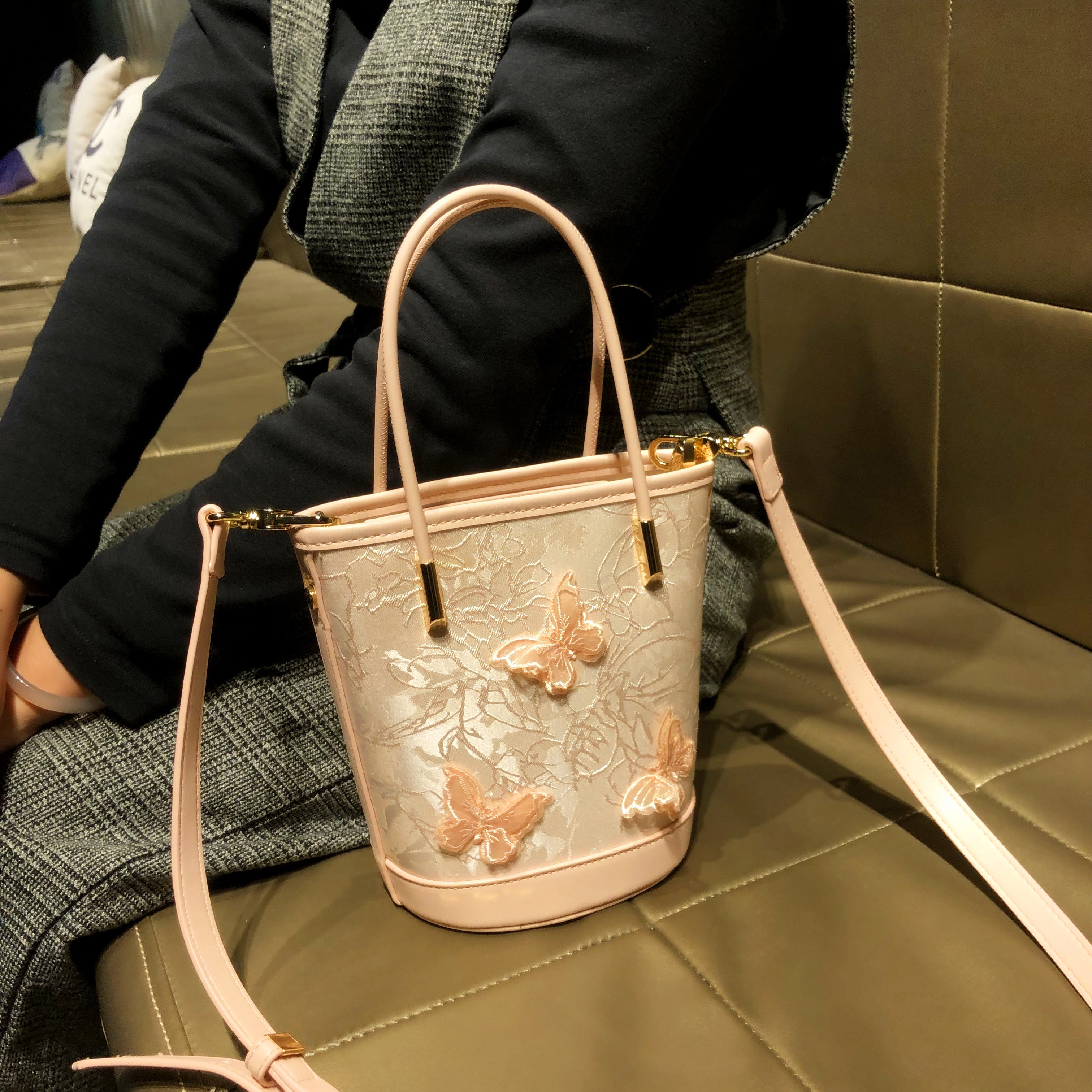 香港品牌包包2025新款流行简约单肩水桶包真皮刺绣手提斜挎小包女,箱包皮具/热销女包/男包,水桶包,淘宝优惠券,粉丝福利购,淘宝优惠卷