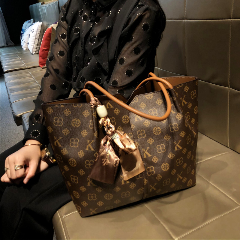 香港品牌包包女士2023新款大容量复古真皮单肩托特包手提子母包潮