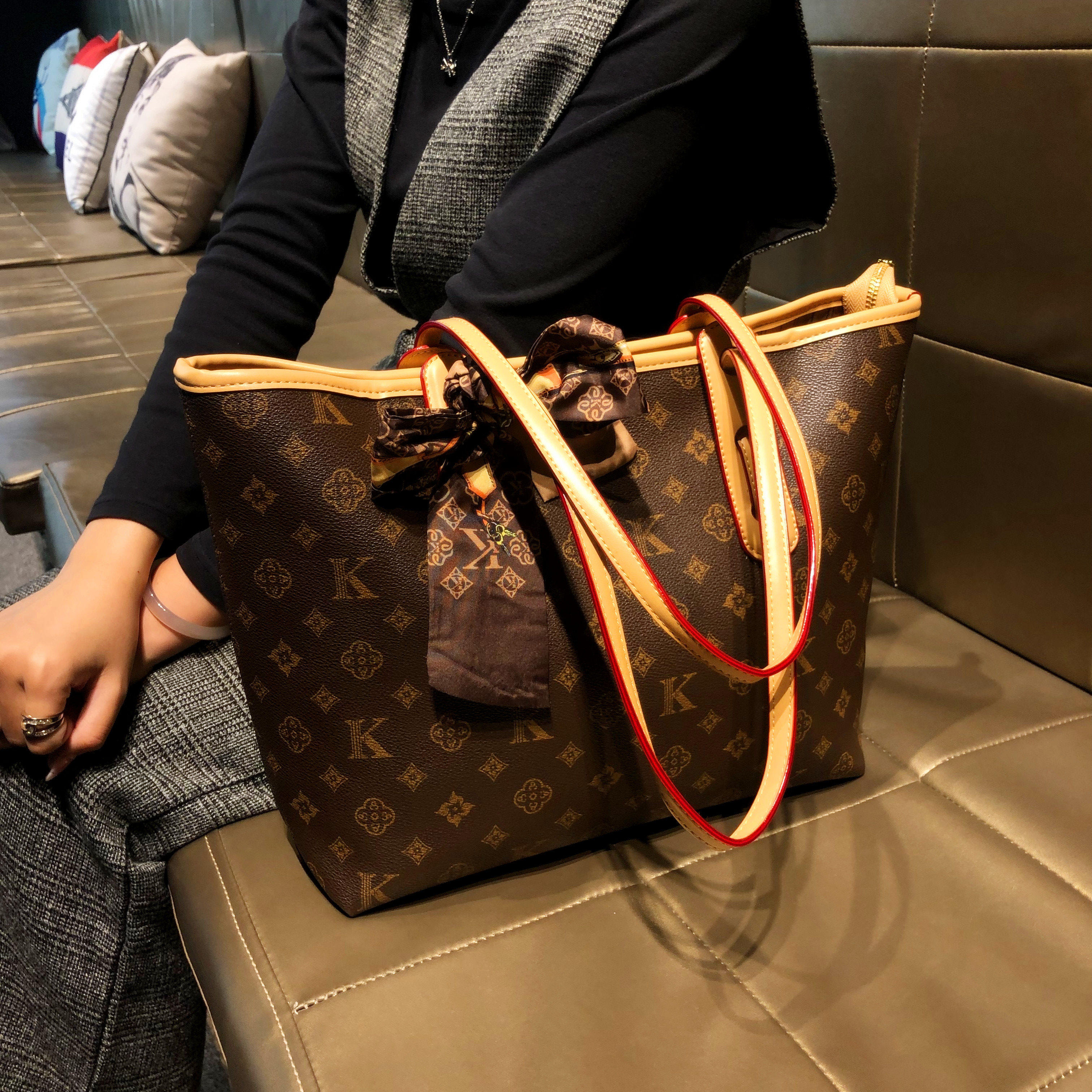 香港品牌托特包2025新款秋冬大容量复古单肩包真皮通勤时尚大包包