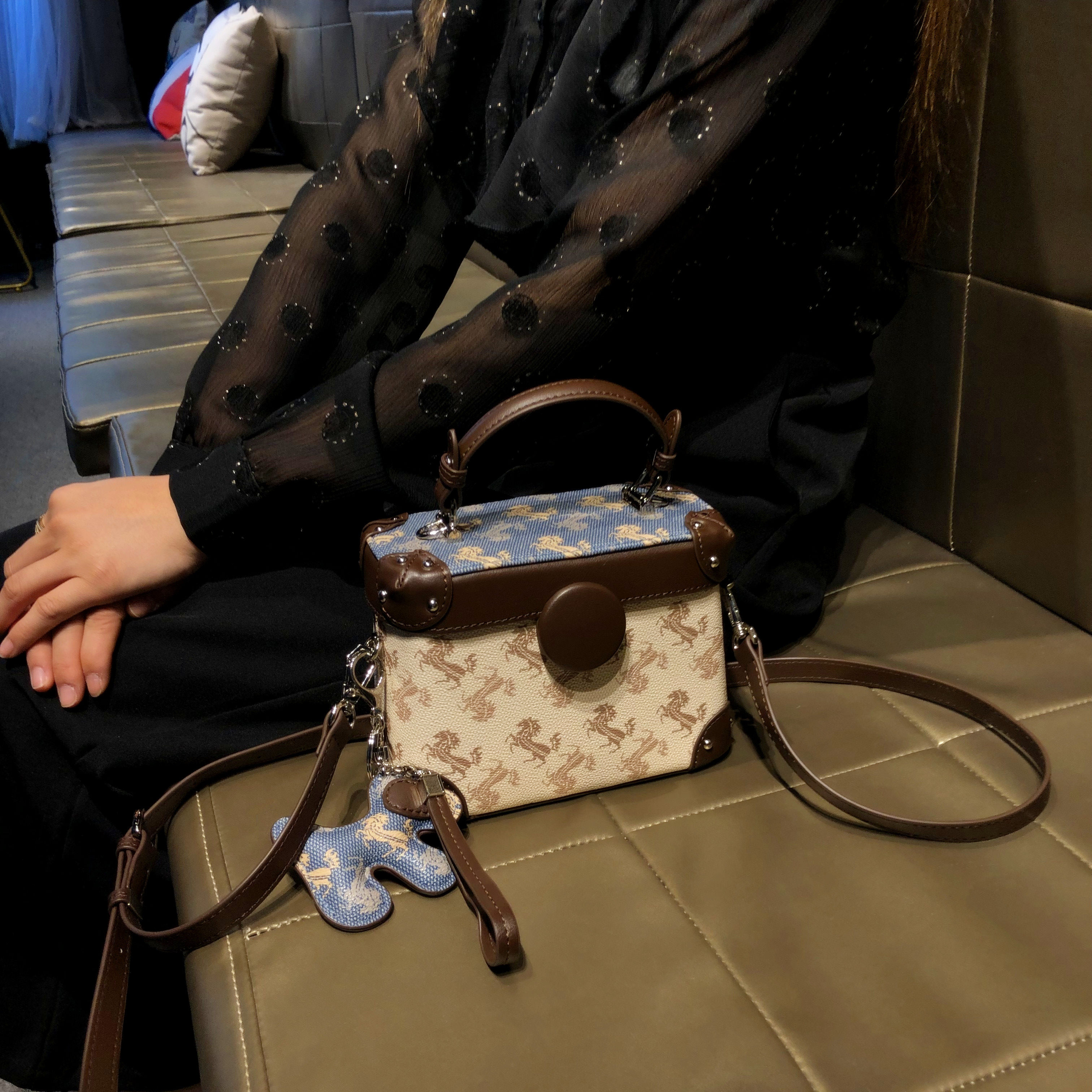 香港品牌包包女款2026新款高级精致盒子包女士轻便手提单肩斜挎包