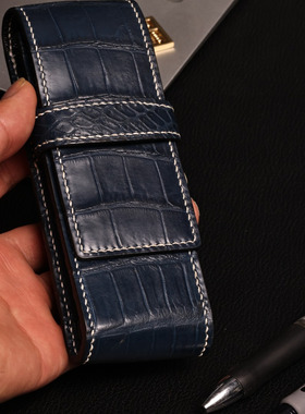 两支装笔袋，深蓝色鳄鱼皮，手缝白色线，实拍。
